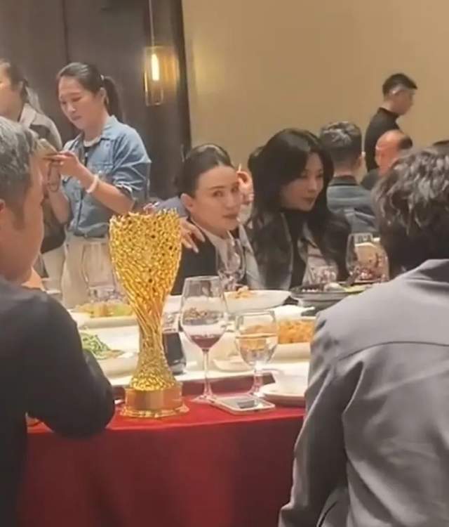 47岁的刘涛喝嗨了，直接坐宋佳腿上聊天，美女就是这样真性情