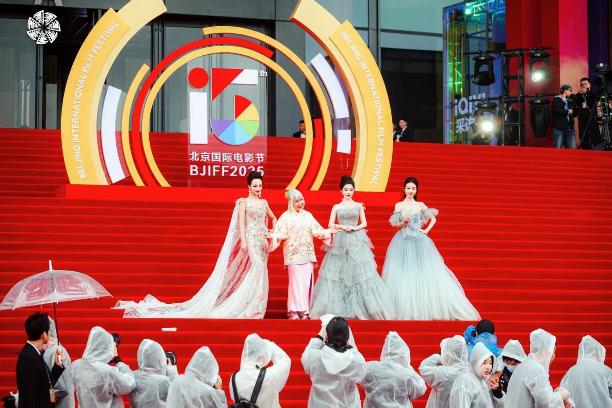 紫琦在2025北京国际电影节红毯上搞艺术跨界，秀出文化传承新玩法