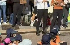 黎明现身女儿学校运动会，58岁还是那么年轻帅气，老婆难得出现长相挺一般的！缩略图