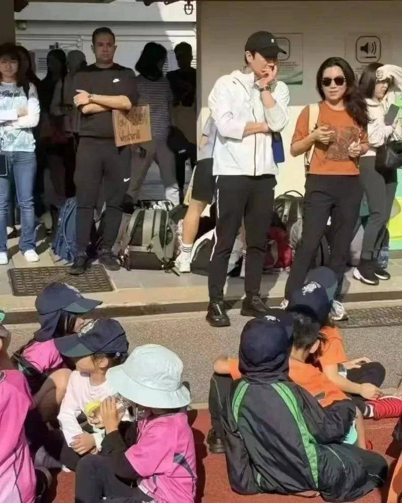 黎明现身女儿学校运动会，58岁还是那么年轻帅气，老婆难得出现长相挺一般的！