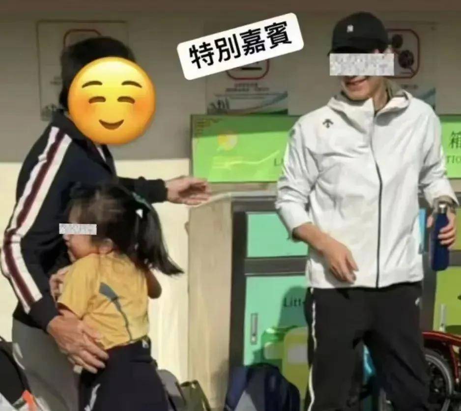 黎明现身女儿学校运动会，58岁还是那么年轻帅气，老婆难得出现长相挺一般的！