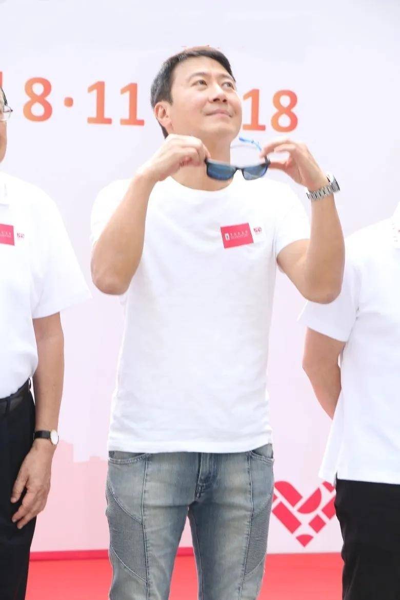 黎明现身女儿学校运动会，58岁还是那么年轻帅气，老婆难得出现长相挺一般的！