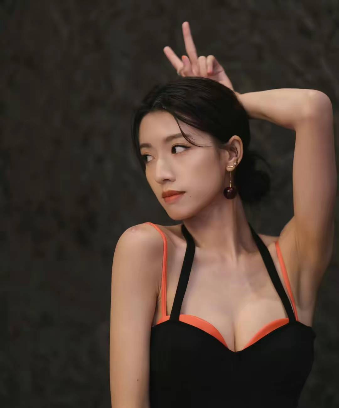 蔡思贝：从港姐到视后的逆袭路