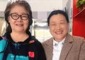 56岁的萨日娜近况，住烟台不化妆挺低调，头发都白了好多呢缩略图