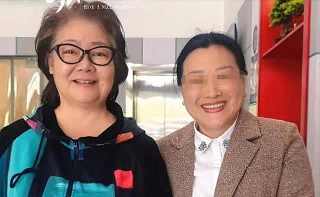 56岁的萨日娜近况，住烟台不化妆挺低调，头发都白了好多呢