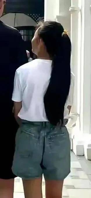 全网笑小玥儿土气？和小S的女儿比，到底谁穿得更像10岁？