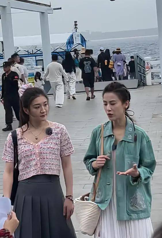 42岁黄圣依和31岁陈梦同框，年龄差11岁但看起来就像好姐妹