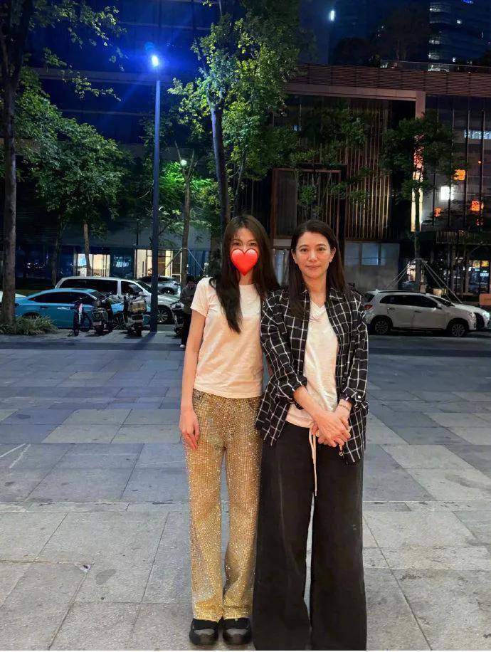 53岁的袁咏仪没化妆走在街上，网友大赞她的年轻模样：这才是真正的最美港姐！