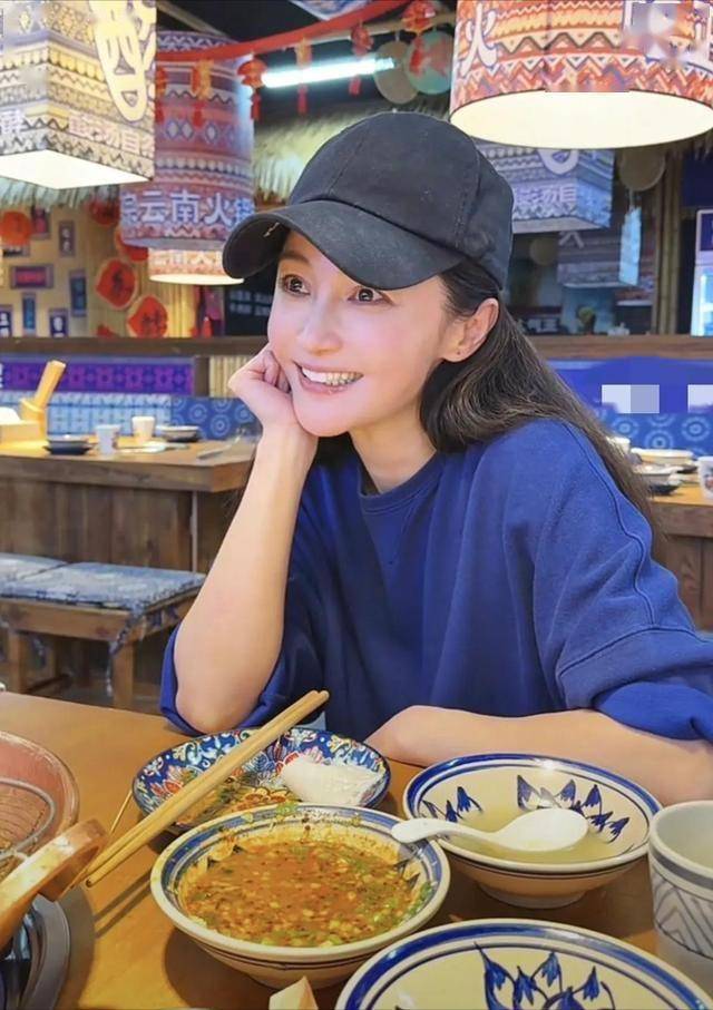 姚笛和闺蜜出去吃饭，经历打码风波后瘦了不少，想复出有难度啊！