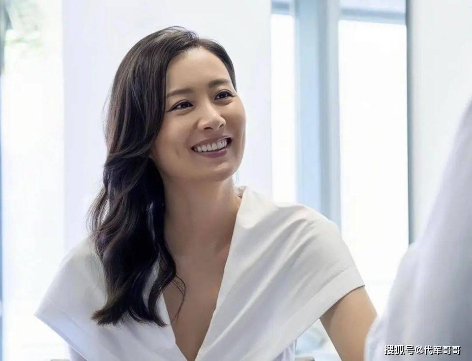 她头婚嫁了个有钱人家的儿子，二婚找了外国人，现在43岁儿女双全挺幸福的