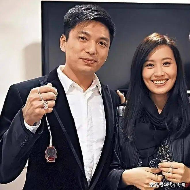 她头婚嫁了个有钱人家的儿子，二婚找了外国人，现在43岁儿女双全挺幸福的
