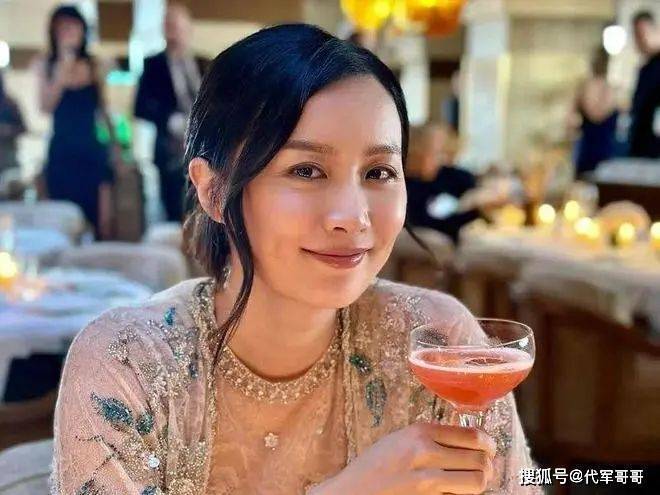 她头婚嫁了个有钱人家的儿子，二婚找了外国人，现在43岁儿女双全挺幸福的