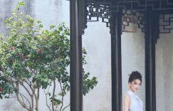 黄圣依15岁时穿黑坎肩的老照片，青涩又俏皮，颜值爆表缩略图