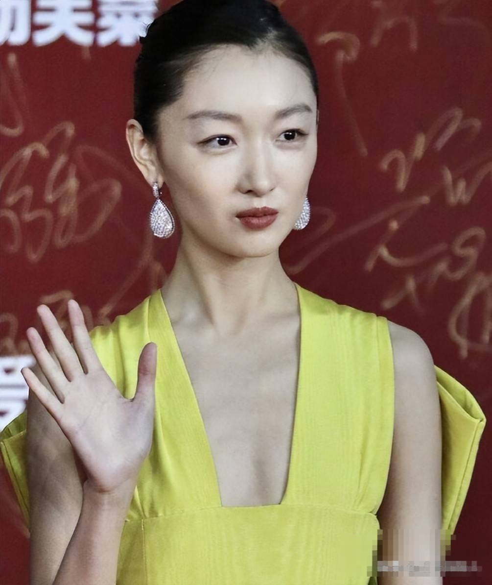 周冬雨不靠脸全靠绯闻上位，33岁凭什么这么火？