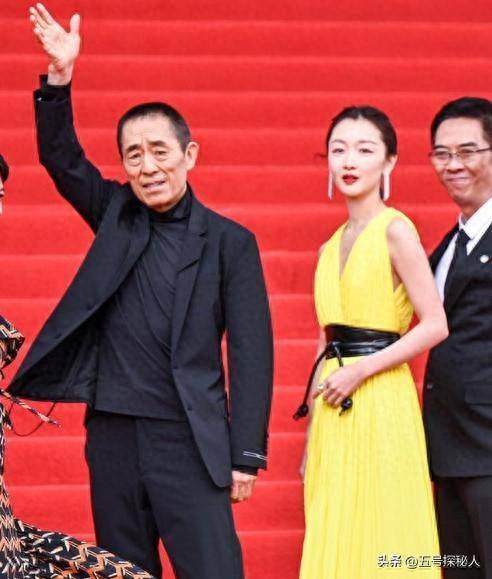周冬雨不靠脸全靠绯闻上位，33岁凭什么这么火？