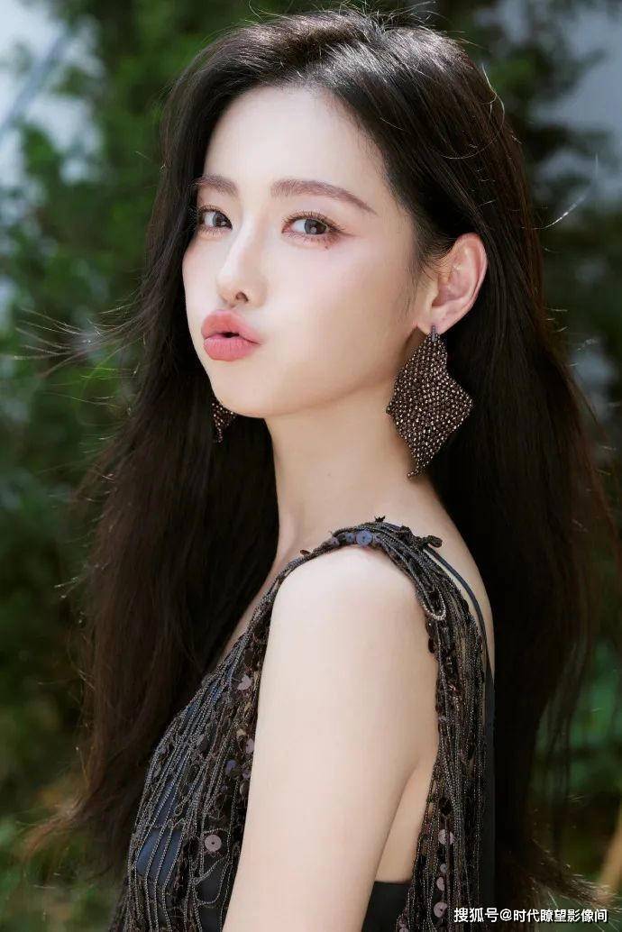 张嘉倪晒活动照宣布强势回归，妆容绝美超吸睛，嘟嘴卖萌少女感爆棚