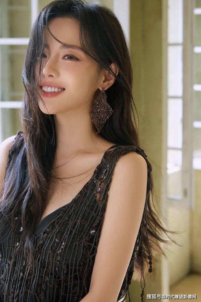 张嘉倪晒活动照宣布强势回归，妆容绝美超吸睛，嘟嘴卖萌少女感爆棚