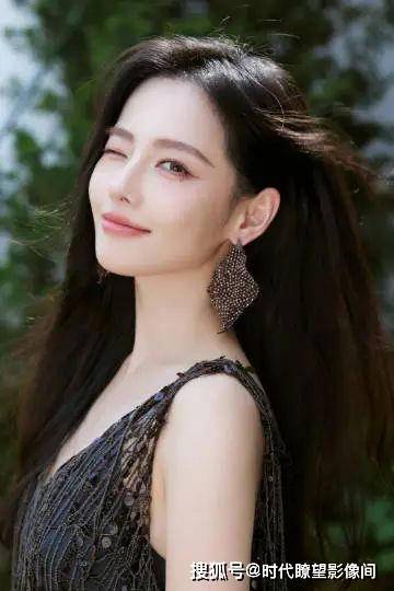张嘉倪晒活动照宣布强势回归，妆容绝美超吸睛，嘟嘴卖萌少女感爆棚