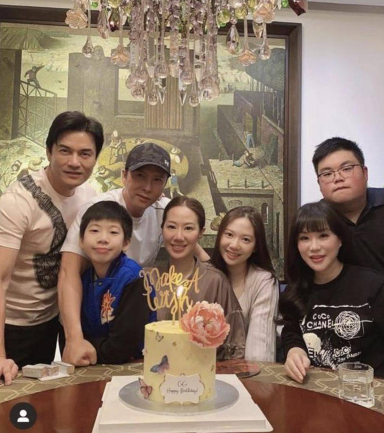 62岁关之琳生日会穿花衣服超抢眼，站中间成大家焦点