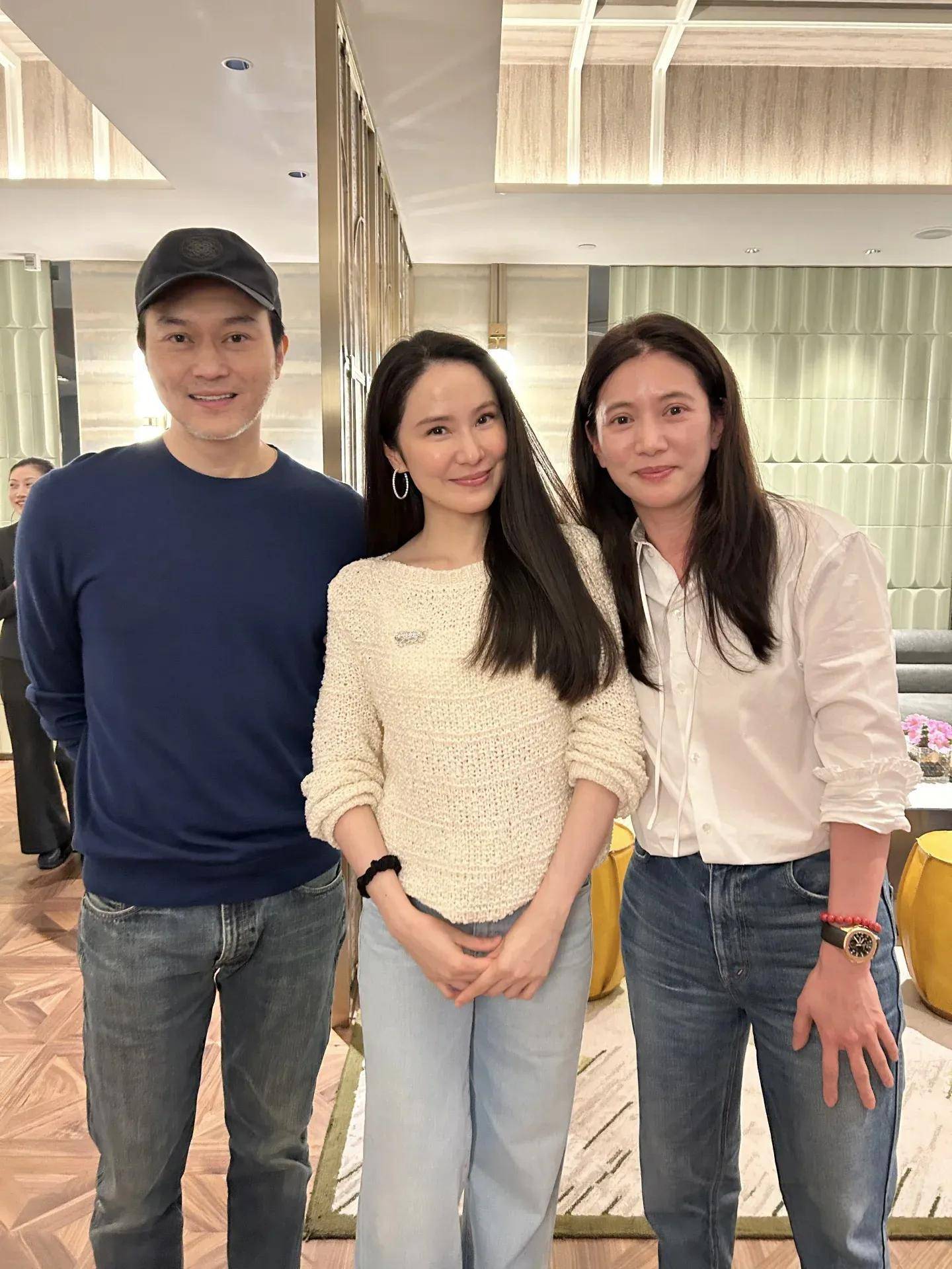 54岁的张智霖和富婆在香港吃海鲜，胡子都白了，但脸和身材依旧超棒