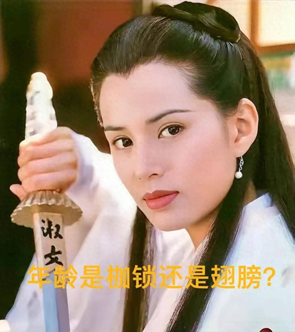 59岁的李若彤在甜品店笑得像个小姑娘，生活真有滋味！