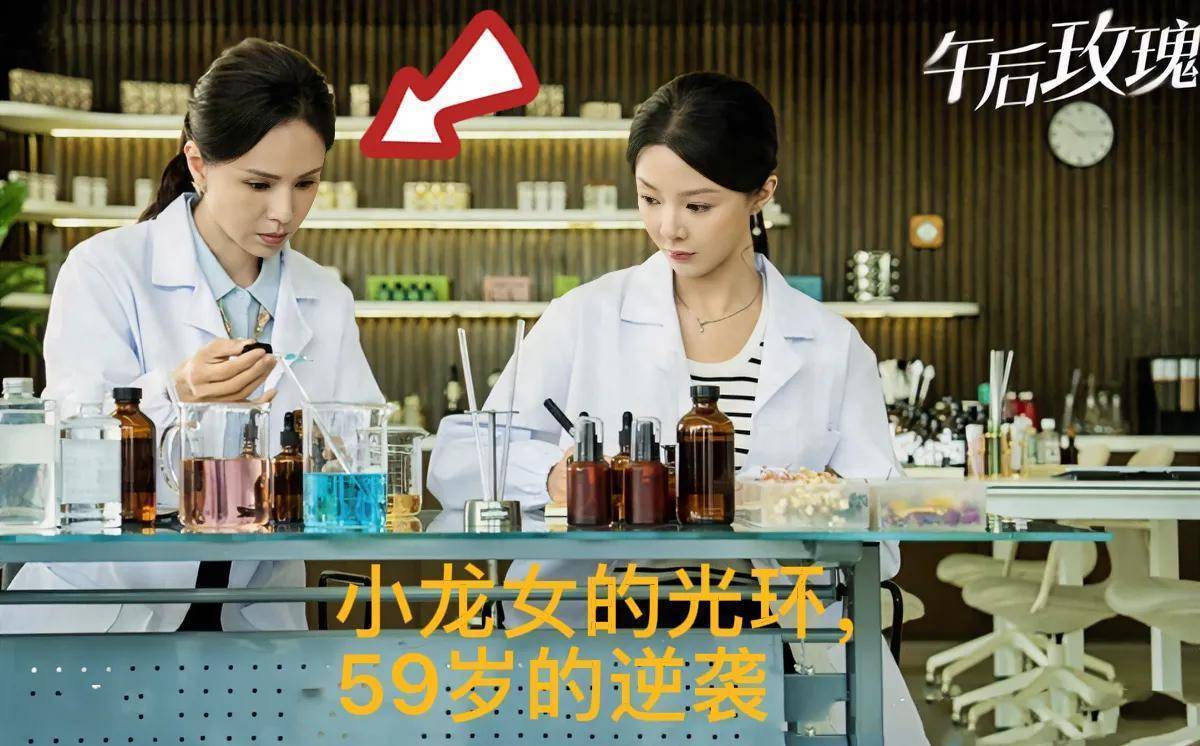 59岁的李若彤在甜品店笑得像个小姑娘，生活真有滋味！
