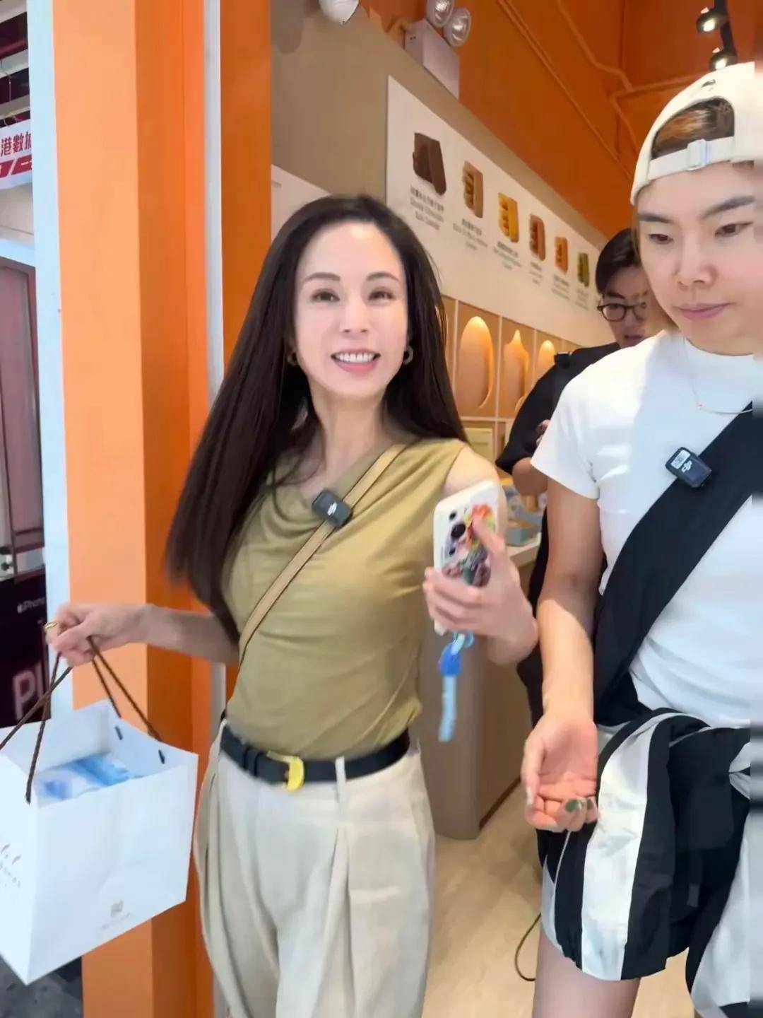 59岁的李若彤在甜品店笑得像个小姑娘，生活真有滋味！