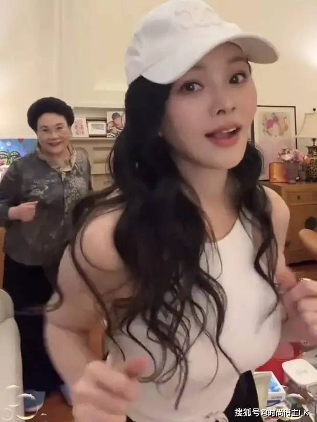 57岁的伊能静真不显老！在巴塞罗那穿裙子拍照，路人镜头下的她太接地气了