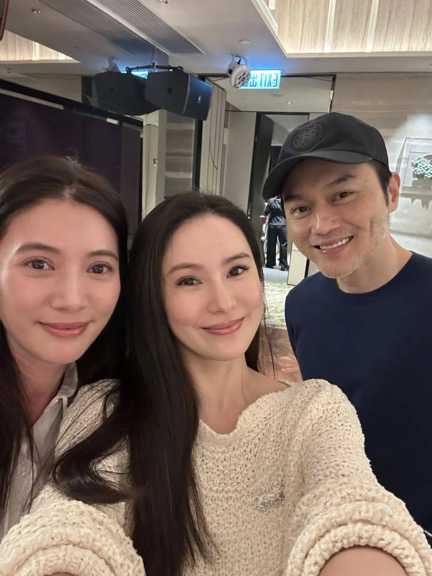 54岁的张智霖和富婆在香港吃海鲜，胡子都花白了，但脸和身材依旧超棒