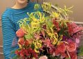 62岁关之琳生日会穿花衣服超抢眼，站中间成大家焦点缩略图