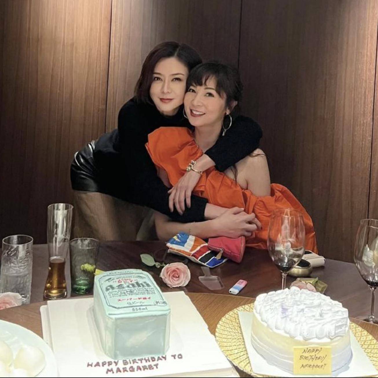 62岁关之琳生日会穿花衣服超抢眼，站中间成大家焦点