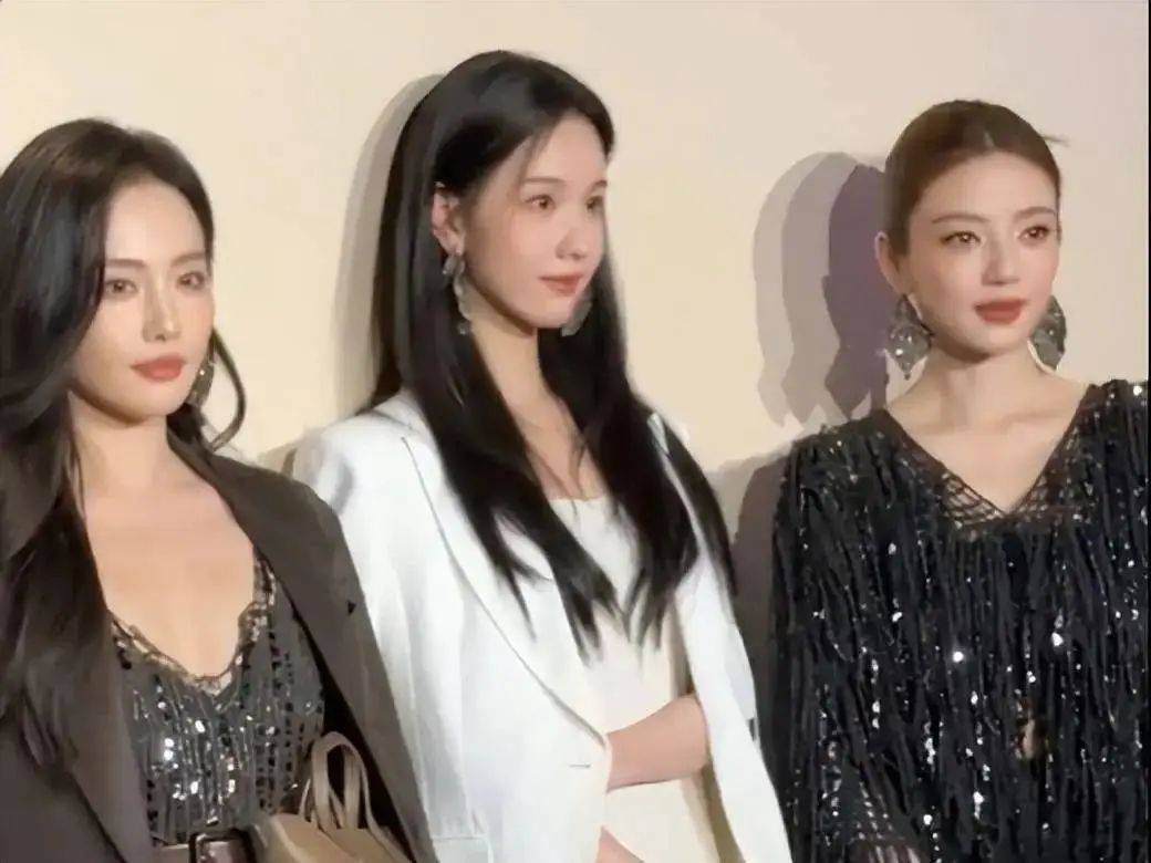 31岁的陈都灵出现了，穿蓝色长裙美到不像话，苏有朋的眼光真绝！
