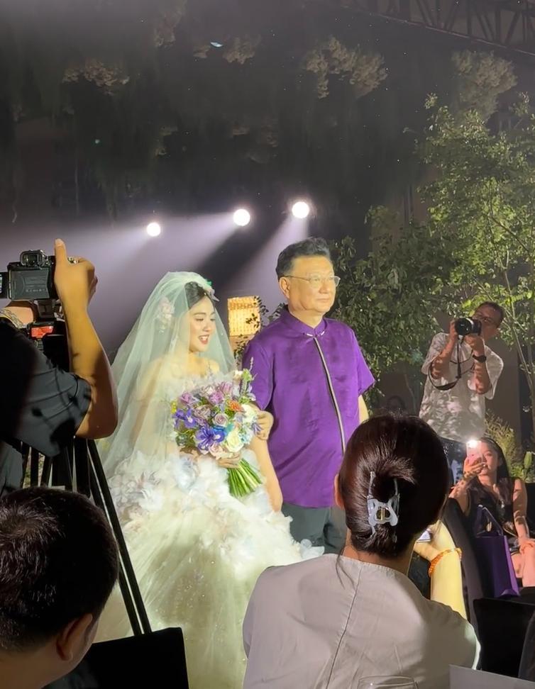 金龟子为女儿补办迟来婚礼 12年爱情长跑终圆满 董浩等老友重聚引回忆杀