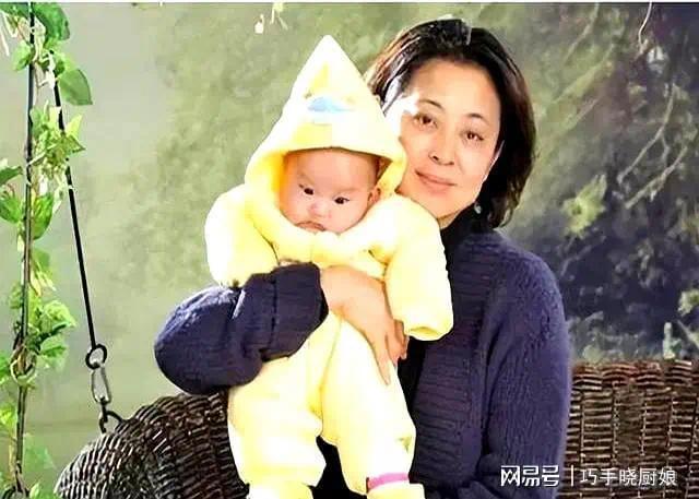 母爱照亮黑暗：倪萍与先天性白内障儿子的十年救赎之路