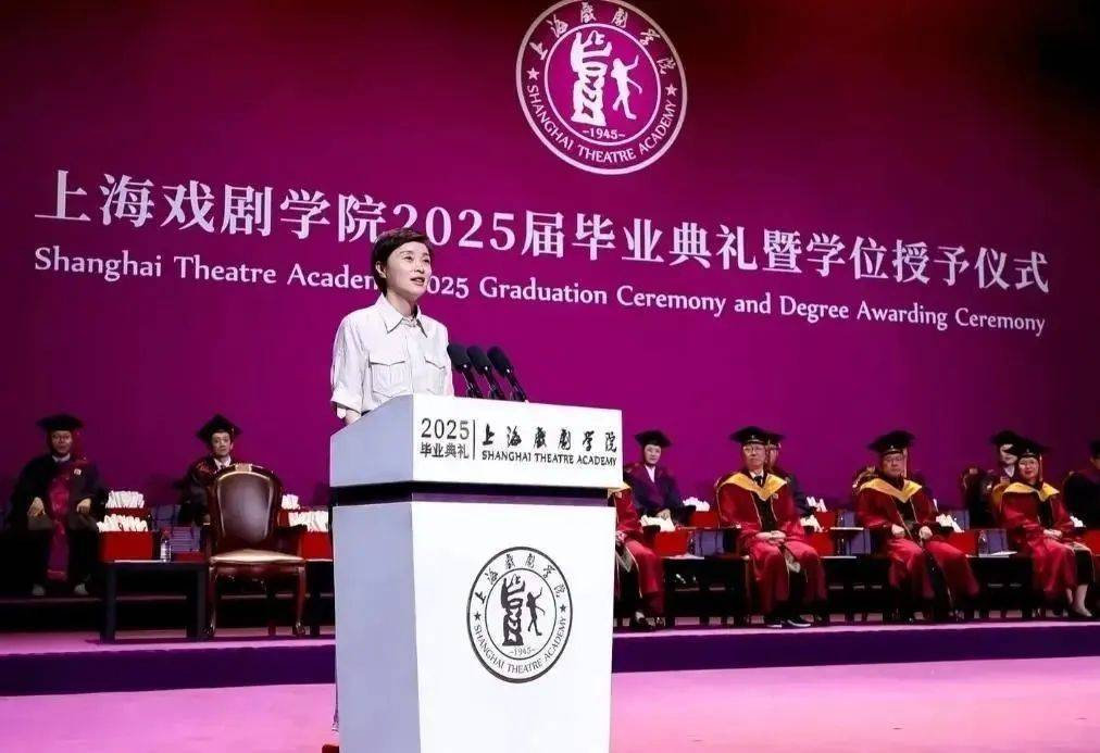 53岁吴越一袭黑裙惊艳红毯：高级的美，从来不需要声张