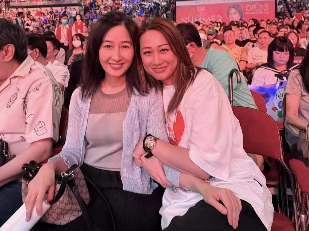 岁月从不败美人：关咏荷素颜现身力证真爱，与张家辉21年零绯闻婚姻成娱乐圈清流