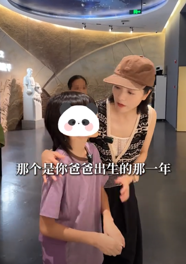 杨乐乐带10岁儿子参观水稻博物馆 沐沐沉稳气质神似汪涵 二胎女儿引关注