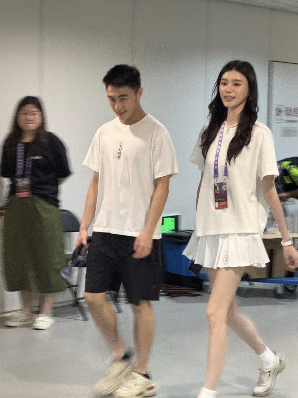 奚梦瑶何猷君甜蜜现身演唱会 超模豪门婚后状态惊艳全场