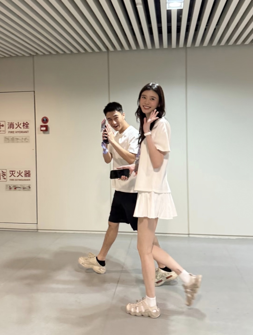 奚梦瑶何猷君甜蜜现身演唱会 超模豪门婚后状态惊艳全场