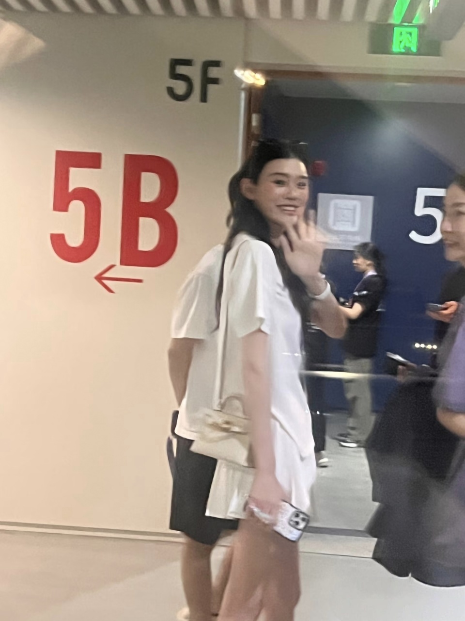 奚梦瑶何猷君甜蜜现身演唱会 超模豪门婚后状态惊艳全场