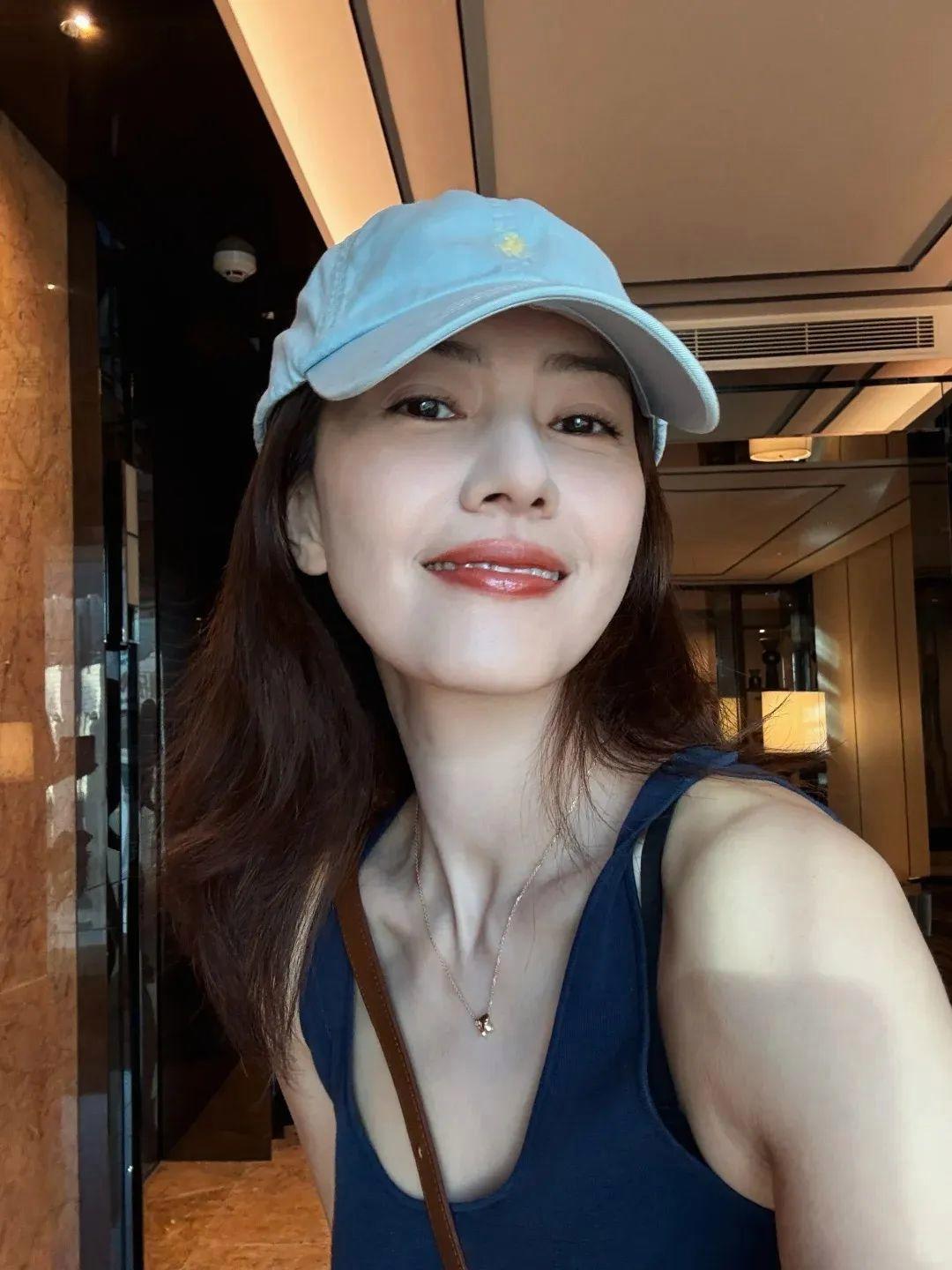闺蜜情深二十年！高圆圆与孙嘉一旅行vlog曝光：热到融化也要自拍