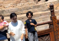 张纪中家庭出游爆冲突：小儿子踢踹继兄引争议，74岁导演护小举动惹议缩略图