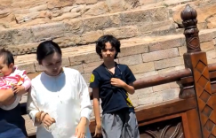 张纪中家庭出游爆冲突：小儿子踢踹继兄引争议，74岁导演护小举动惹议缩略图