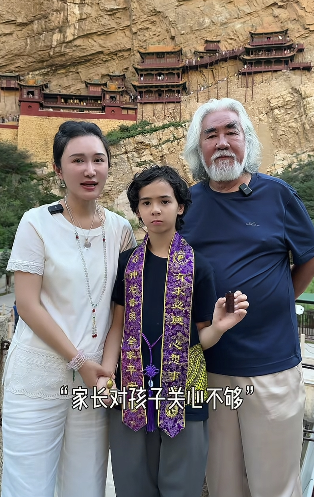张纪中家庭出游爆冲突：小儿子踢踹继兄引争议，74岁导演护小举动惹议