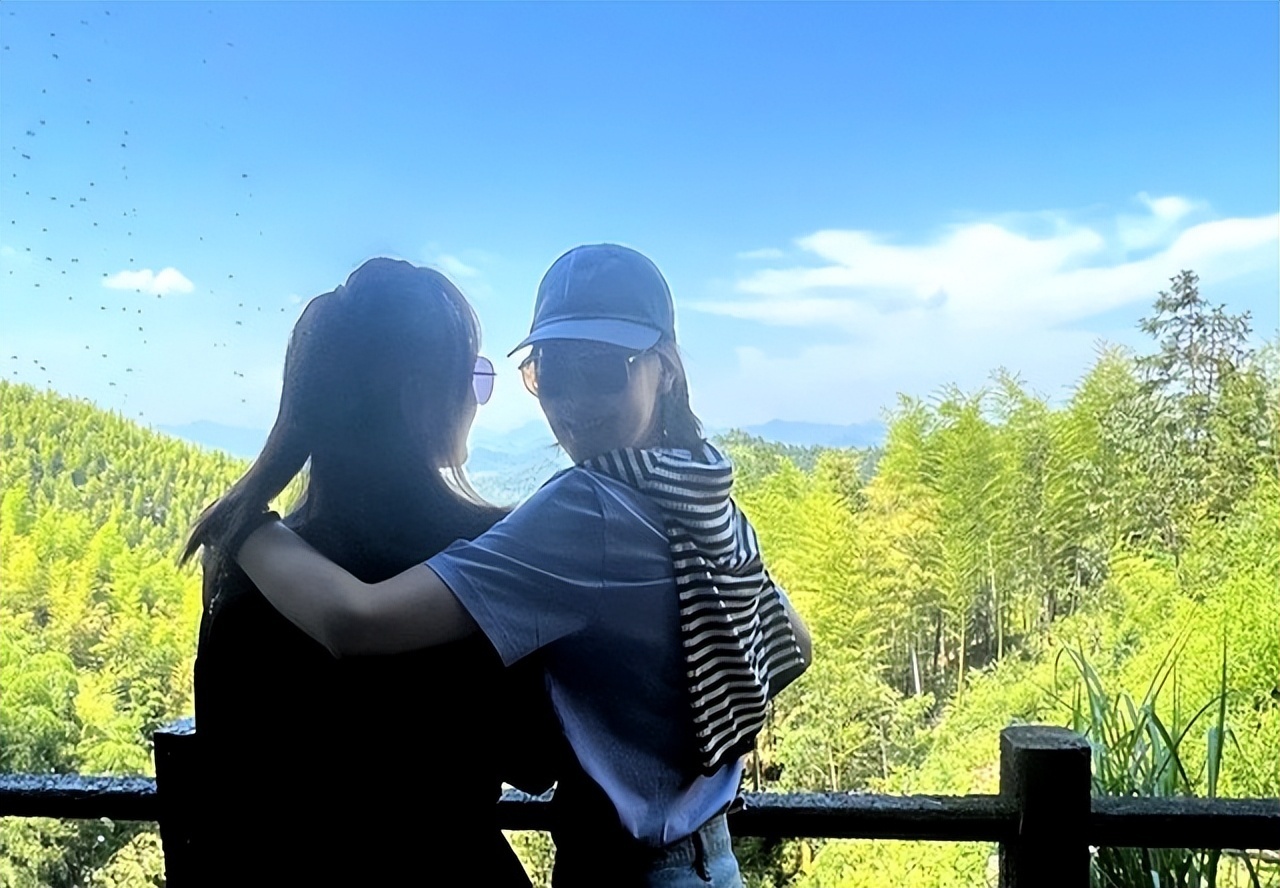 47岁闺蜜的岁月安眠曲：薛佳凝与王冠选择不婚不育的静谧人生