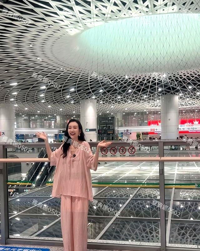 逆龄女神的真实人生：王鸥素颜现身地铁站，单亲妈妈的坚韧与温柔