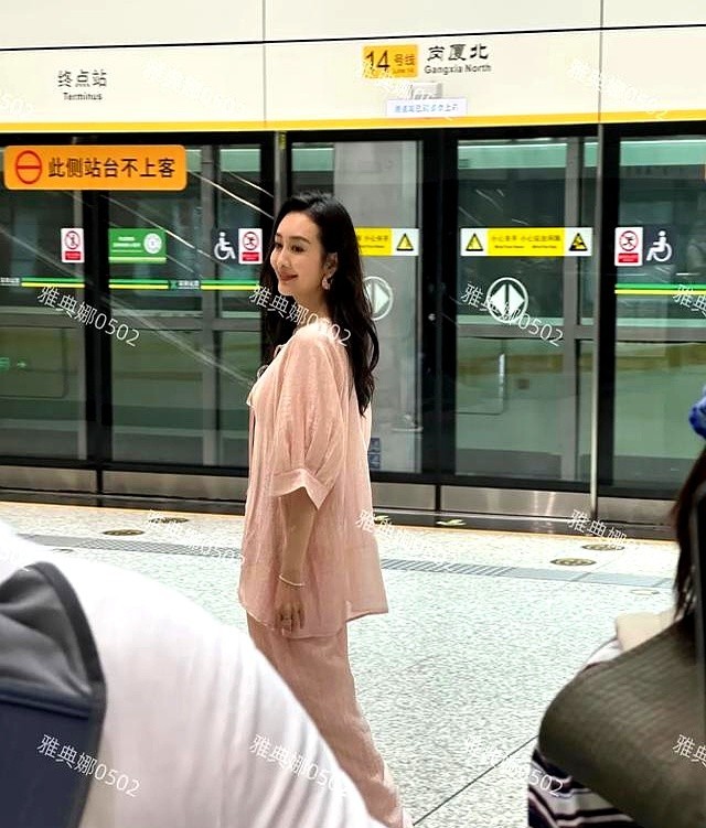 逆龄女神的真实人生：王鸥素颜现身地铁站，单亲妈妈的坚韧与温柔