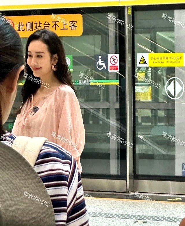 逆龄女神的真实人生：王鸥素颜现身地铁站，单亲妈妈的坚韧与温柔