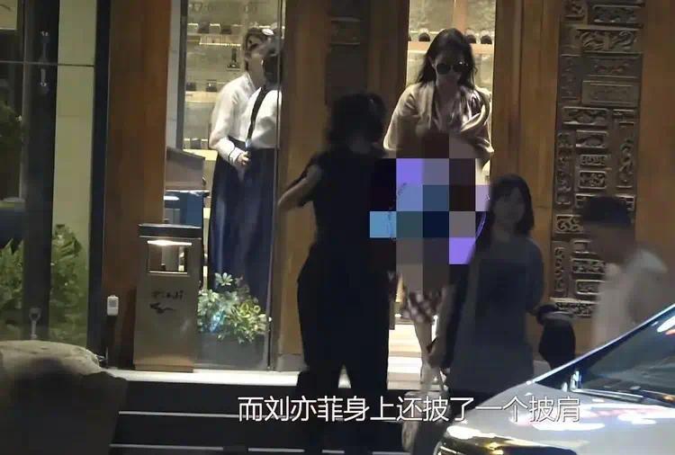 刘亦菲高温天仍披标志性披肩引关注 揭秘《神雕侠侣》旧伤背后的演员职业隐痛