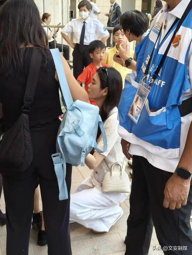 超模奚梦瑶带5岁儿子现身球场，C罗进球瞬间萌娃惊呼：爸爸会跳起来！